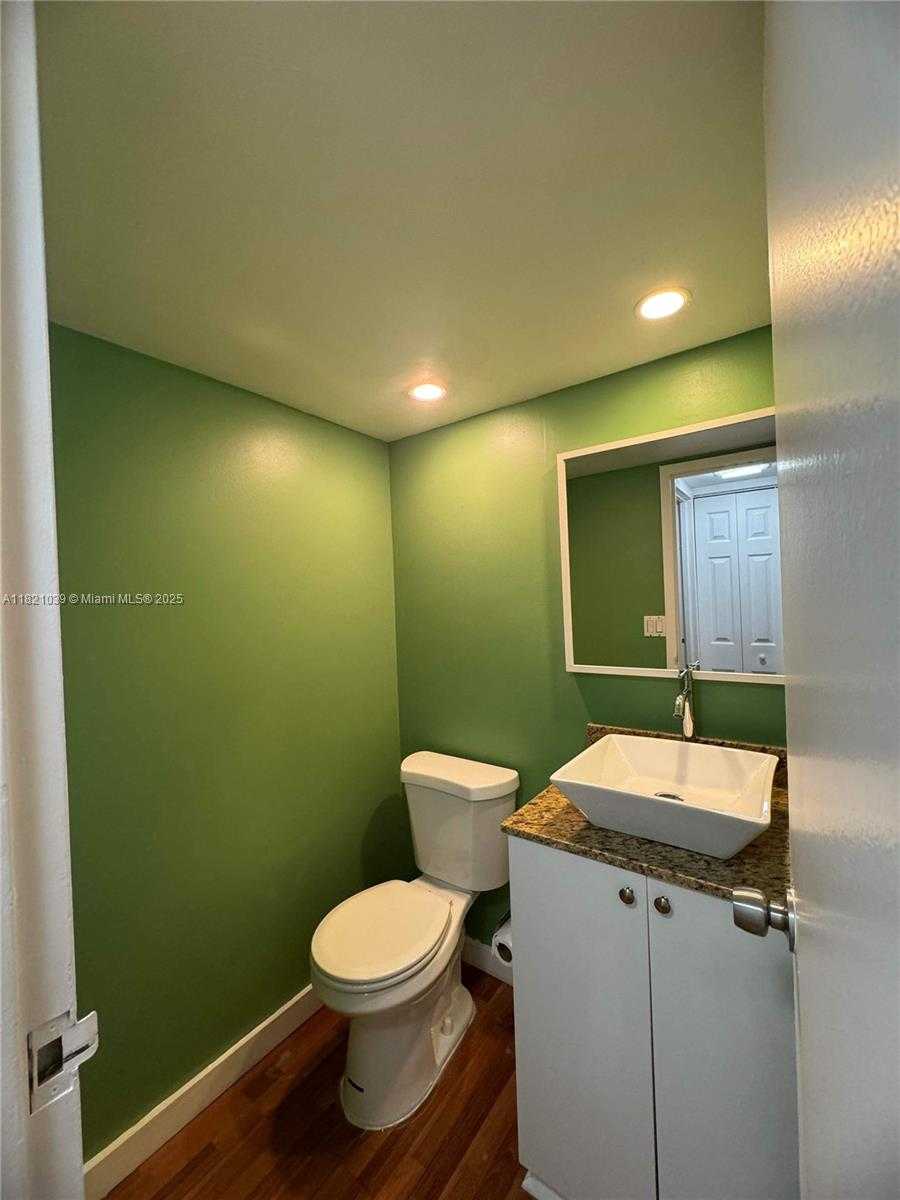 Small Image of 100 BAYVIEW DR #1930, Sunny Isles Beach Number 26