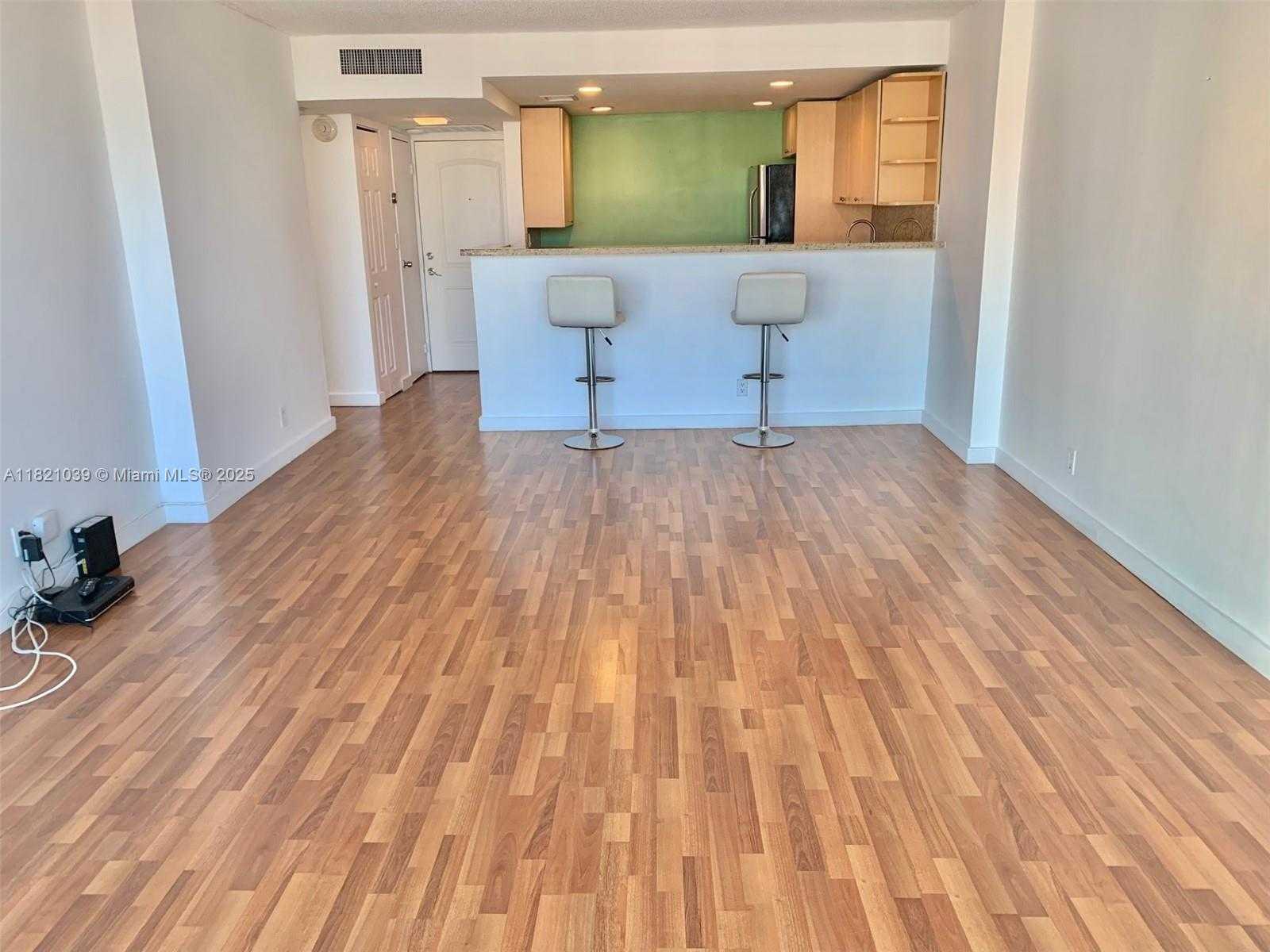 Small Image of 100 BAYVIEW DR #1930, Sunny Isles Beach Number 8