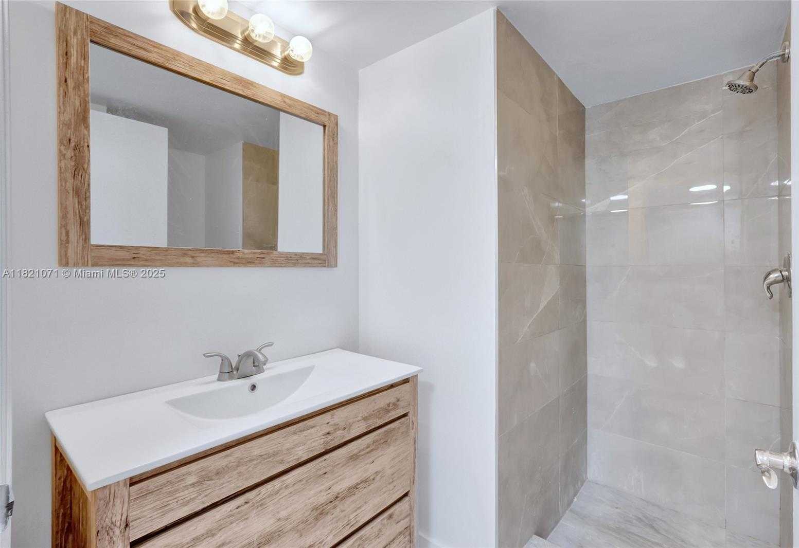 Small Image of 1621 BAY RD #1002, Miami Beach Number 11