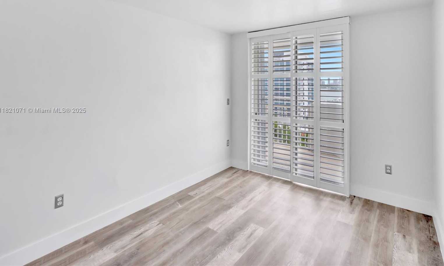 Small Image of 1621 BAY RD #1002, Miami Beach Number 12