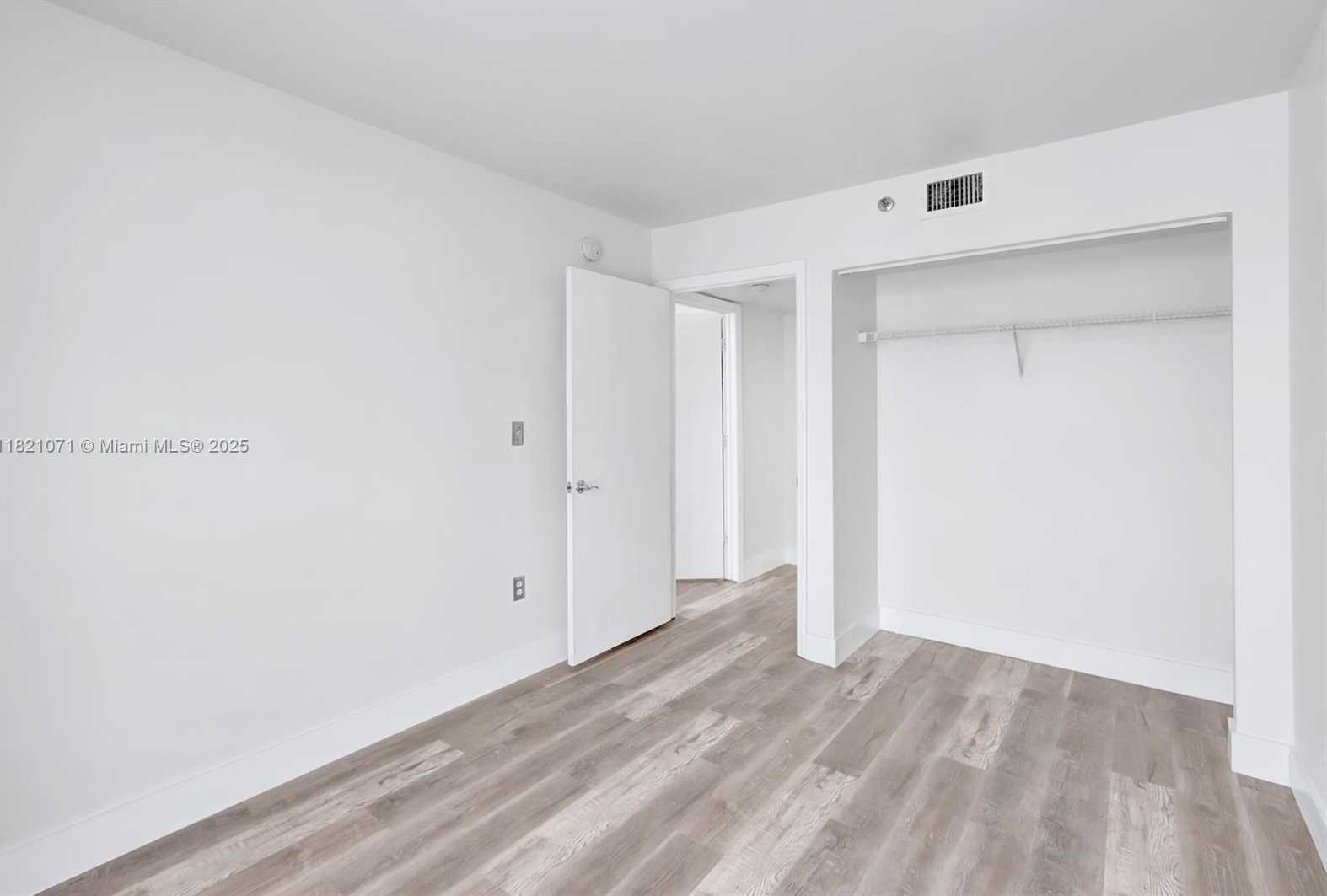 Small Image of 1621 BAY RD #1002, Miami Beach Number 13