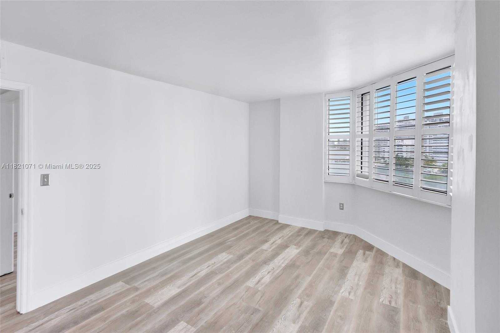 Small Image of 1621 BAY RD #1002, Miami Beach Number 14