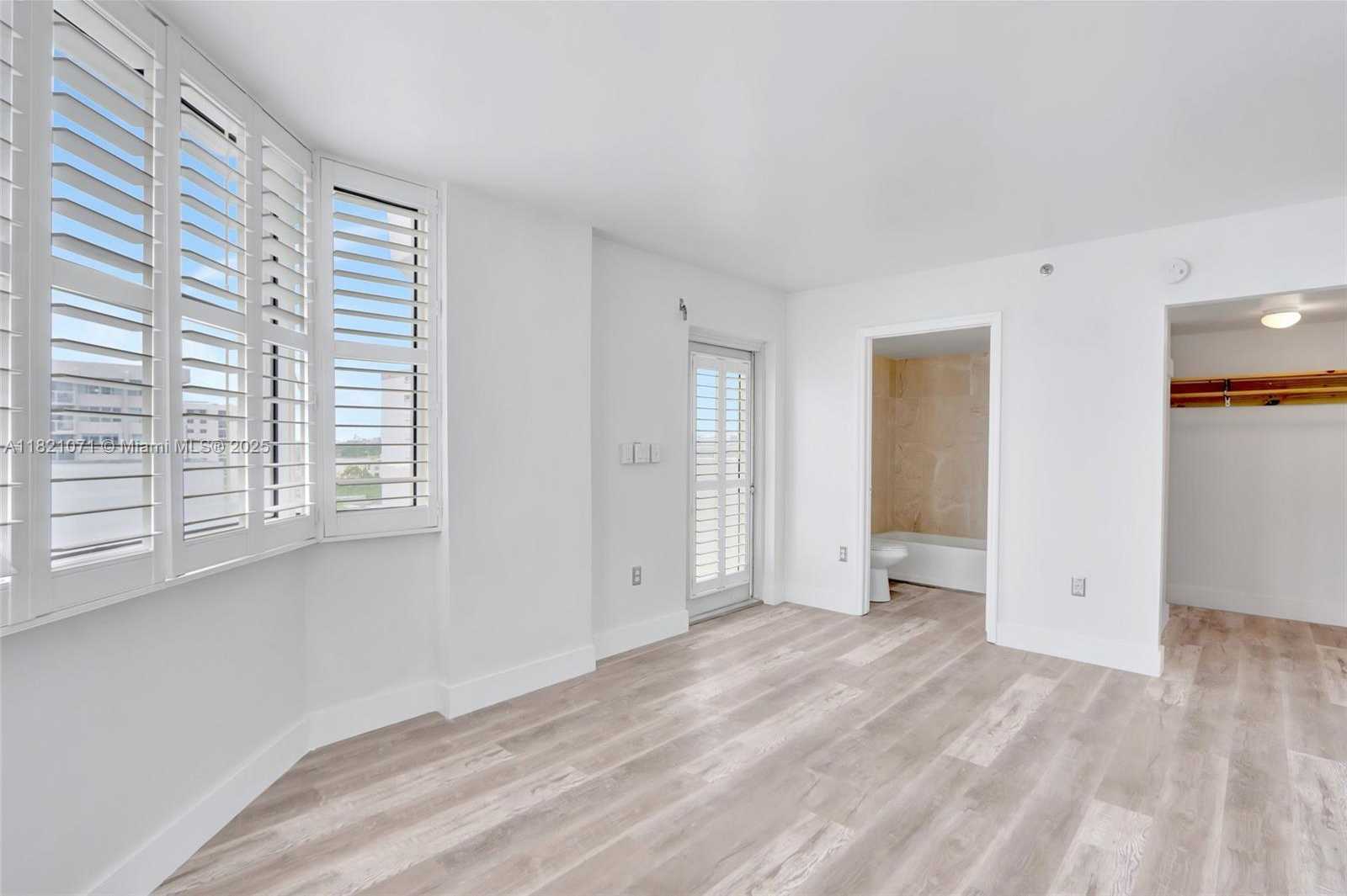 Small Image of 1621 BAY RD #1002, Miami Beach Number 15