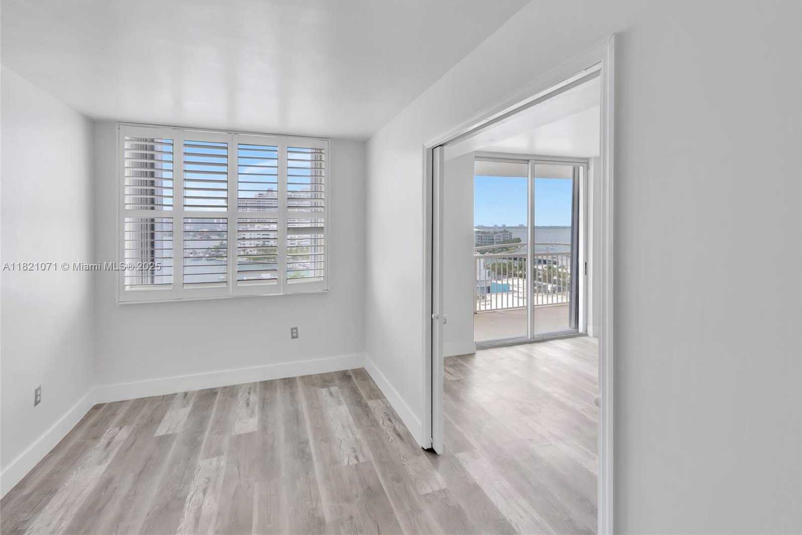 Small Image of 1621 BAY RD #1002, Miami Beach Number 4