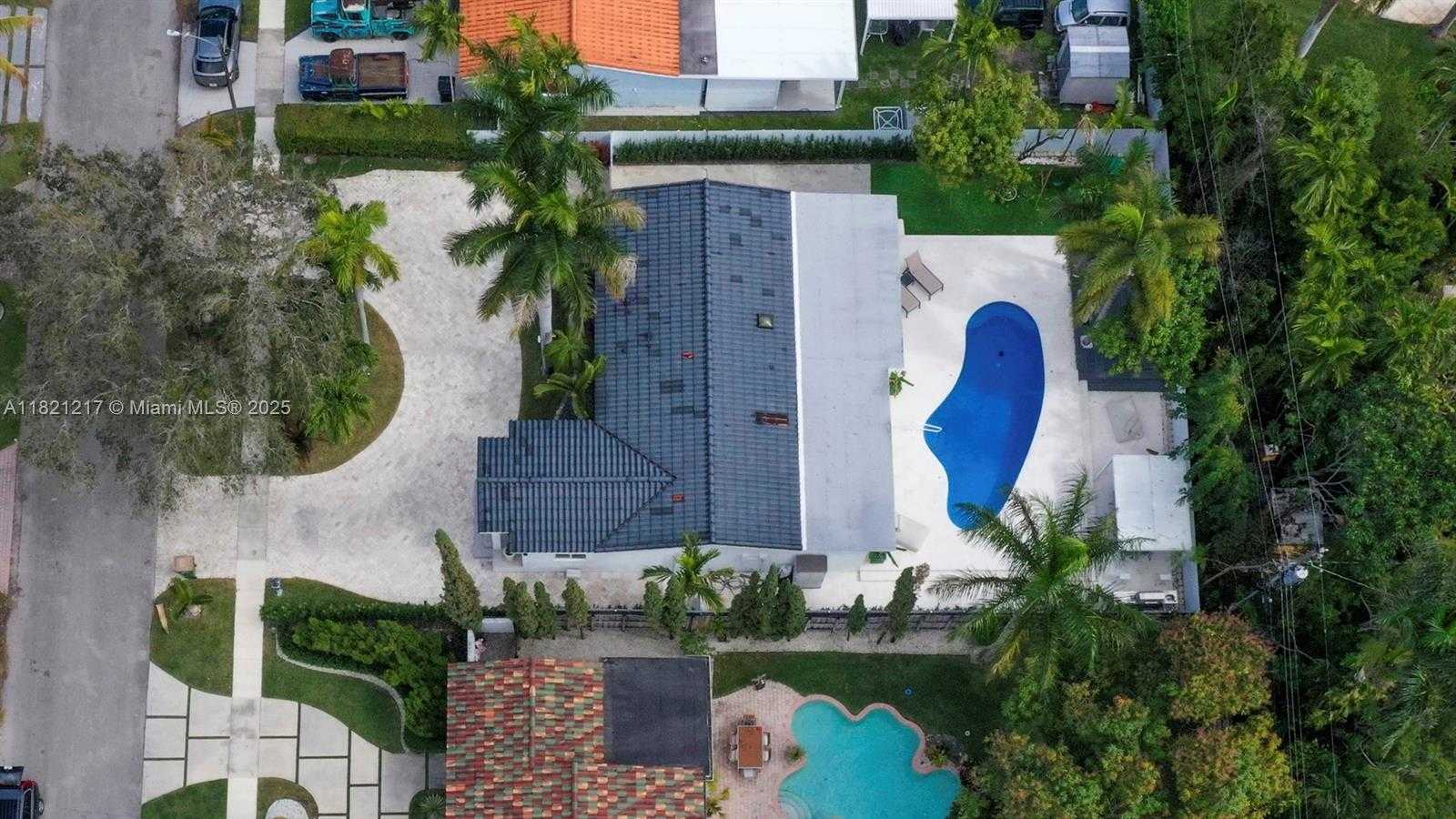 Small Image of 2020 ALAMANDA DR, North Miami Number 10