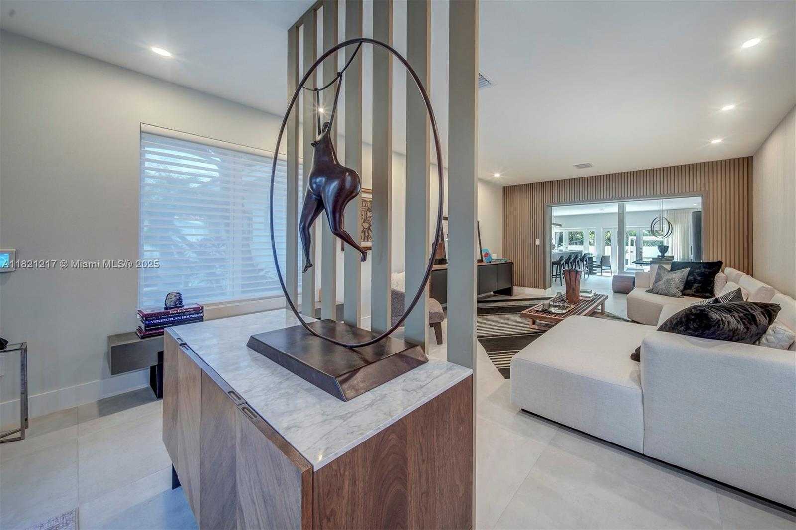 Small Image of 2020 ALAMANDA DR, North Miami Number 11