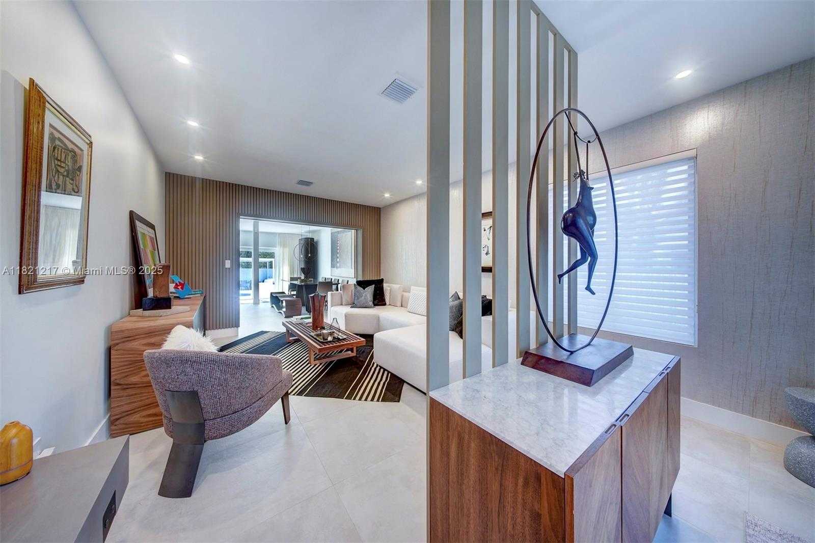 Small Image of 2020 ALAMANDA DR, North Miami Number 12
