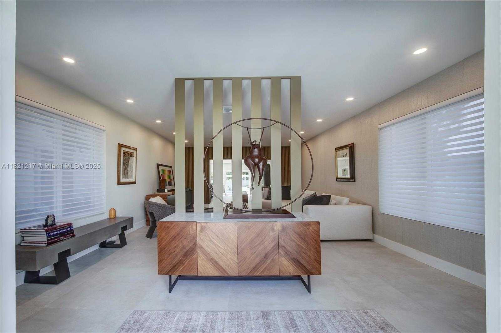 Small Image of 2020 ALAMANDA DR, North Miami Number 13