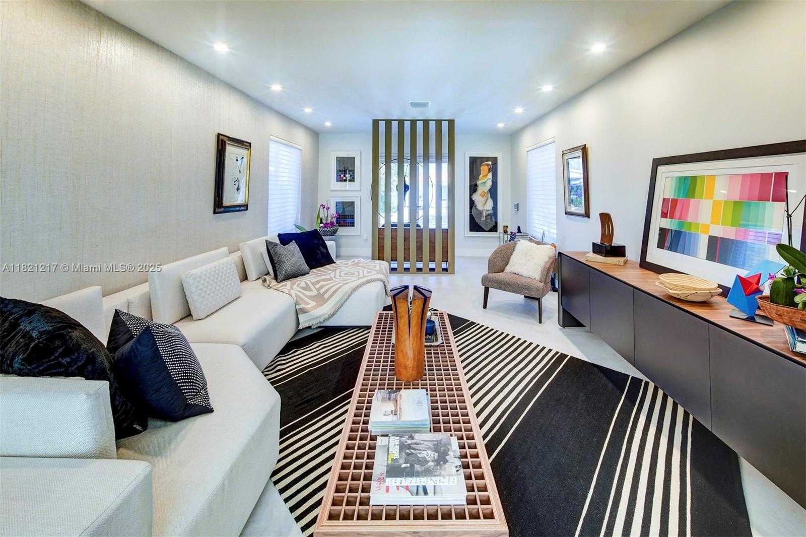 Small Image of 2020 ALAMANDA DR, North Miami Number 14