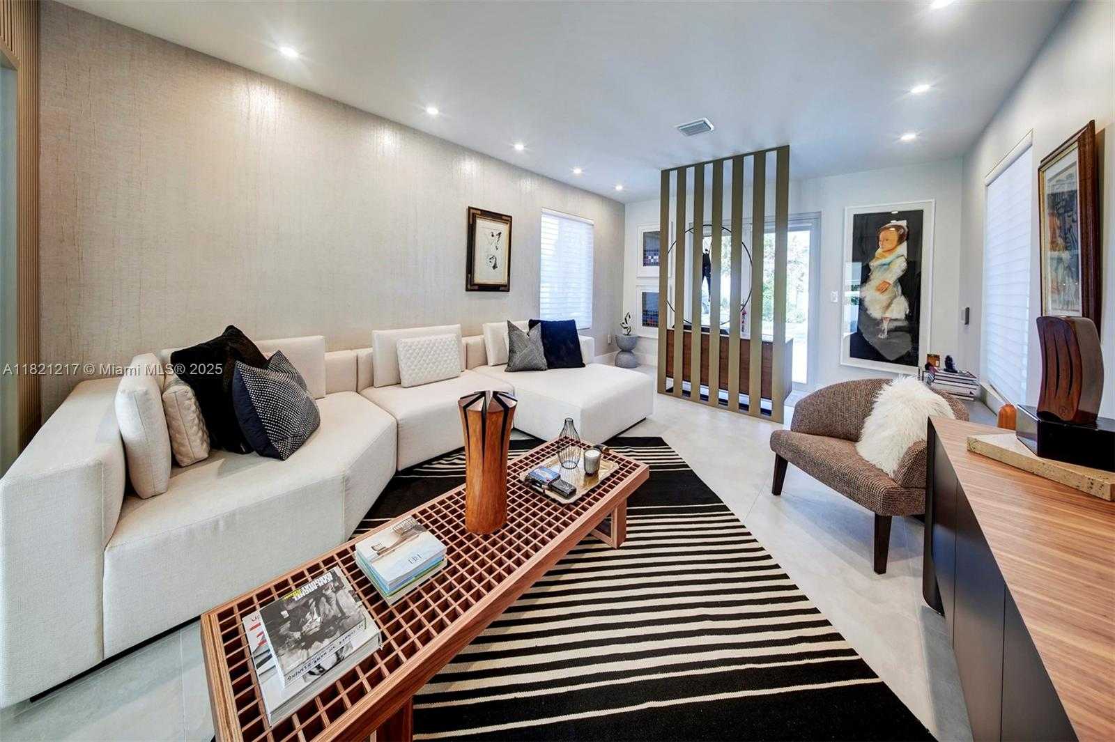 Small Image of 2020 ALAMANDA DR, North Miami Number 15