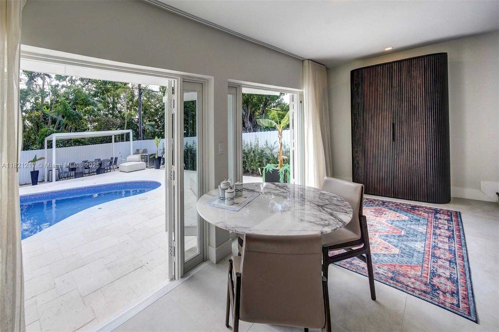 Small Image of 2020 ALAMANDA DR, North Miami Number 19