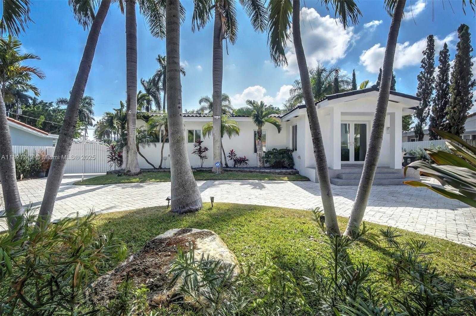 Small Image of 2020 ALAMANDA DR, North Miami Number 2