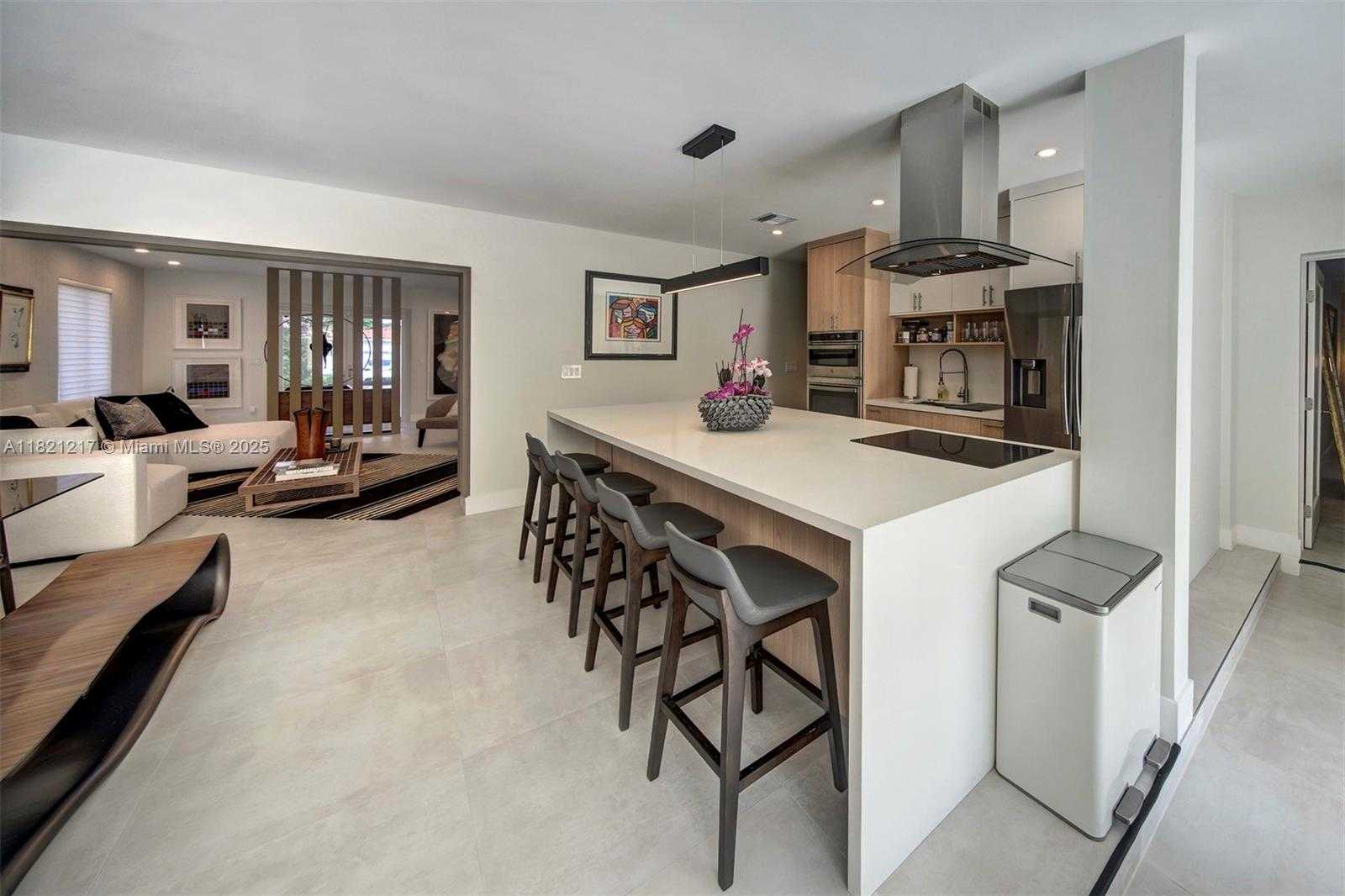 Small Image of 2020 ALAMANDA DR, North Miami Number 20