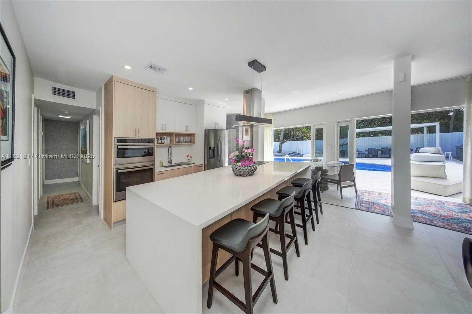 Small Image of 2020 ALAMANDA DR, North Miami Number 21