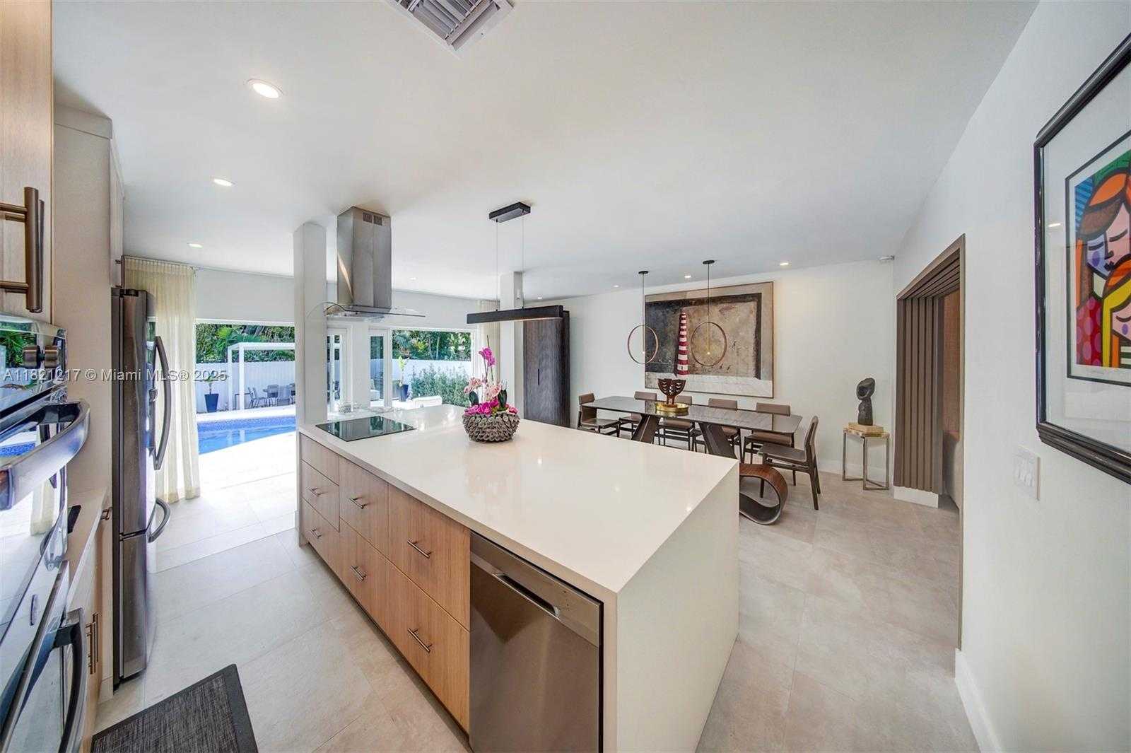 Small Image of 2020 ALAMANDA DR, North Miami Number 22