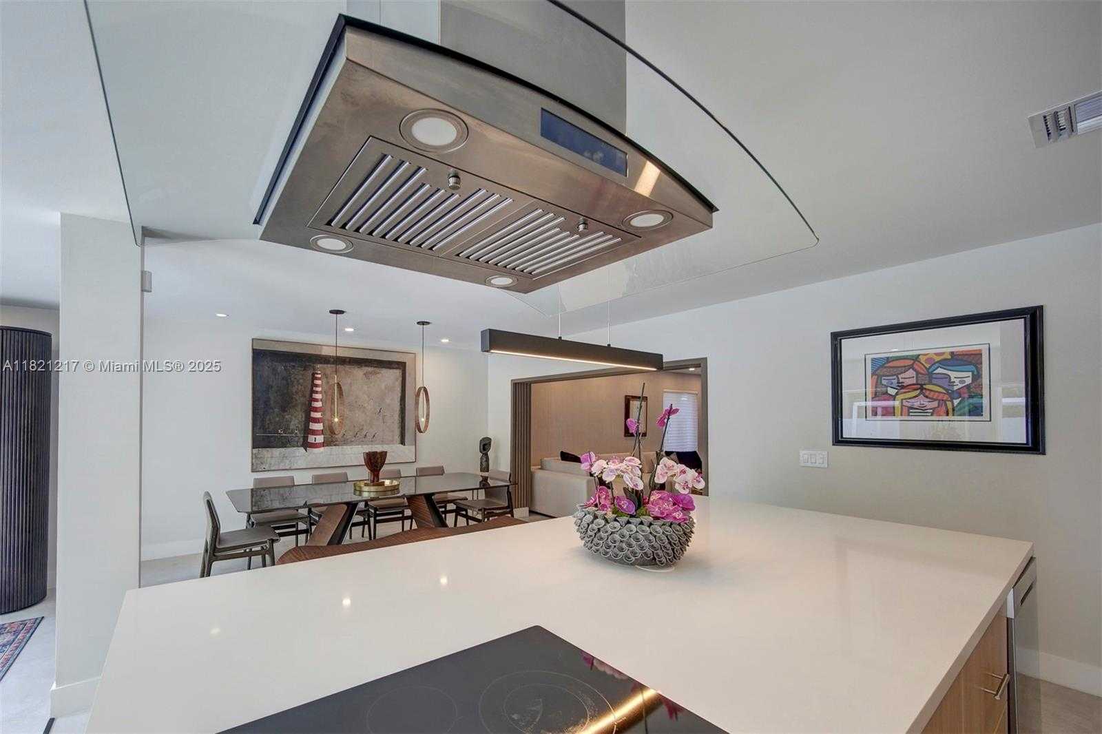 Small Image of 2020 ALAMANDA DR, North Miami Number 23
