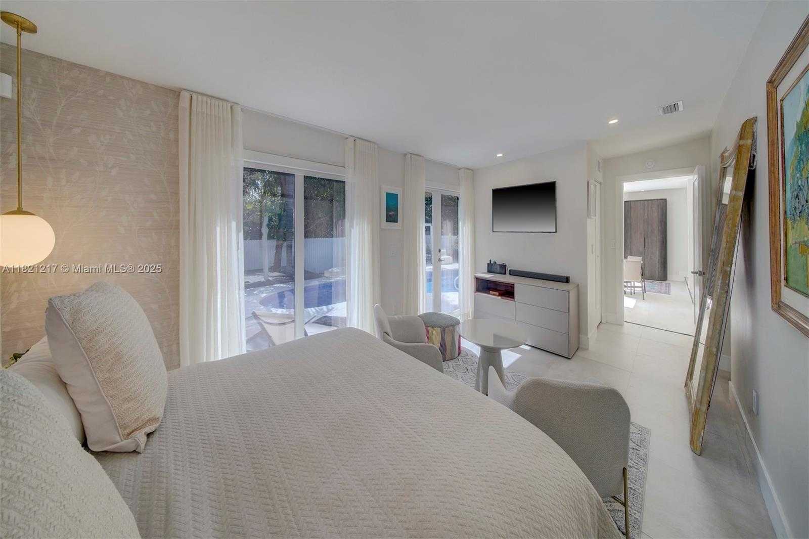 Small Image of 2020 ALAMANDA DR, North Miami Number 26