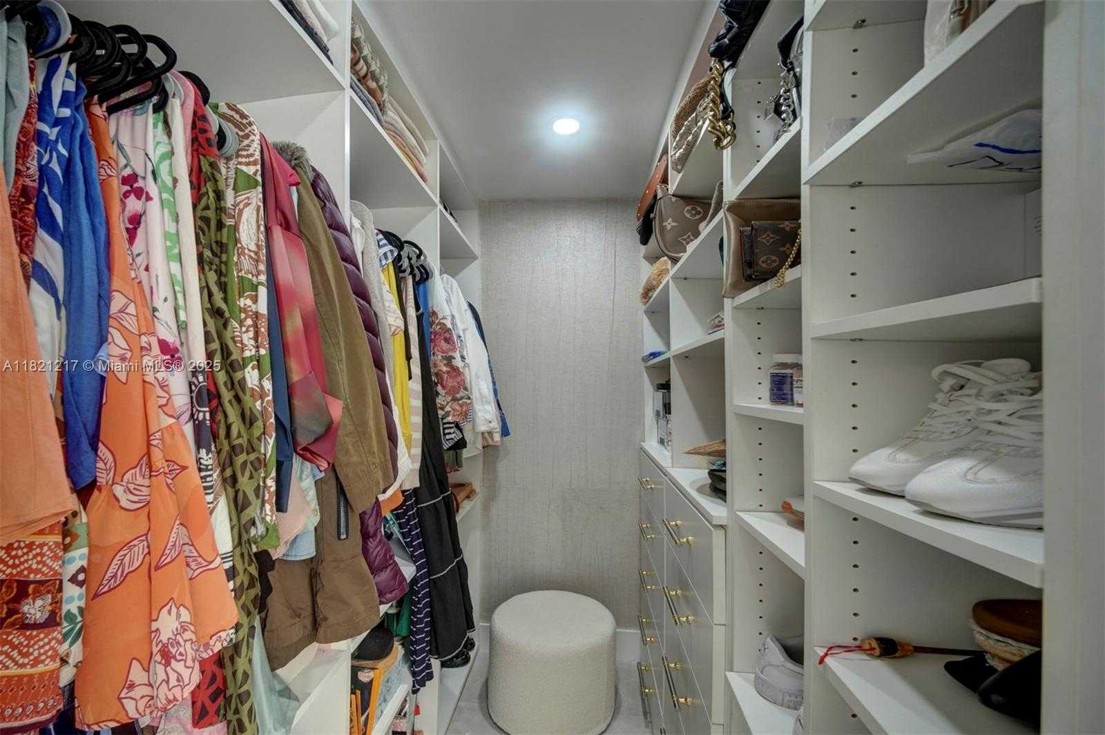 Small Image of 2020 ALAMANDA DR, North Miami Number 27