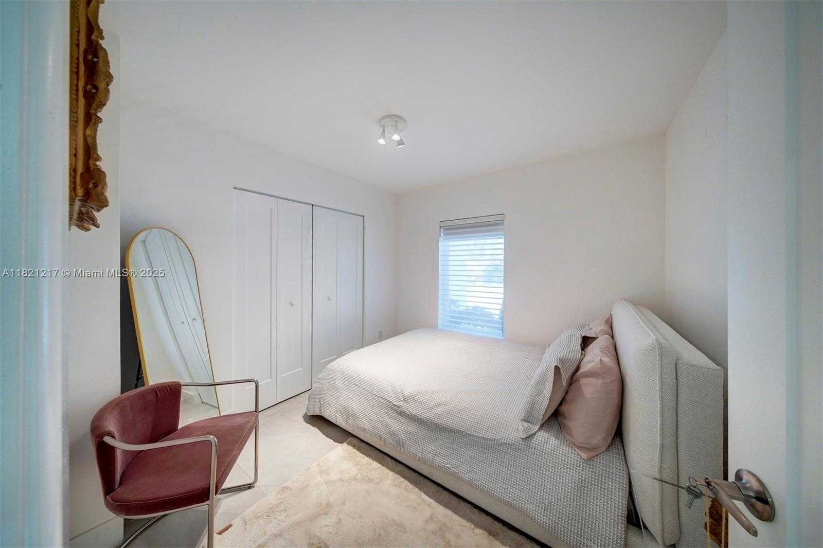 Small Image of 2020 ALAMANDA DR, North Miami Number 28
