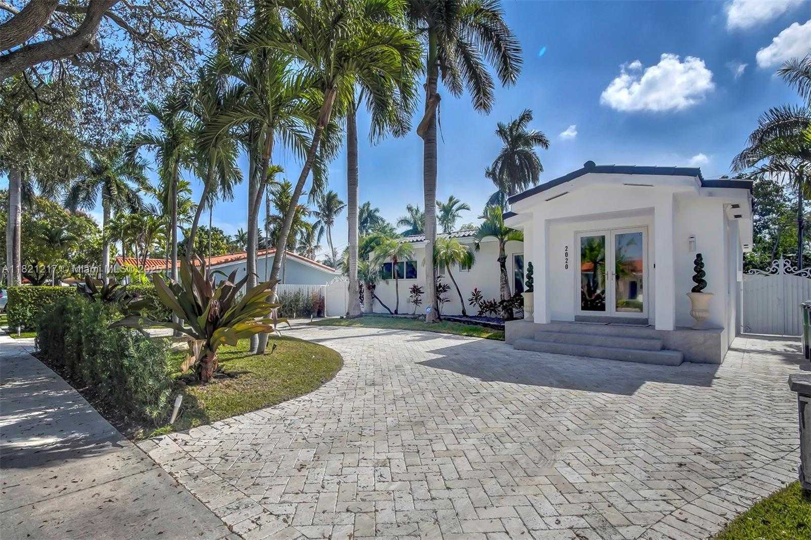 Small Image of 2020 ALAMANDA DR, North Miami Number 3