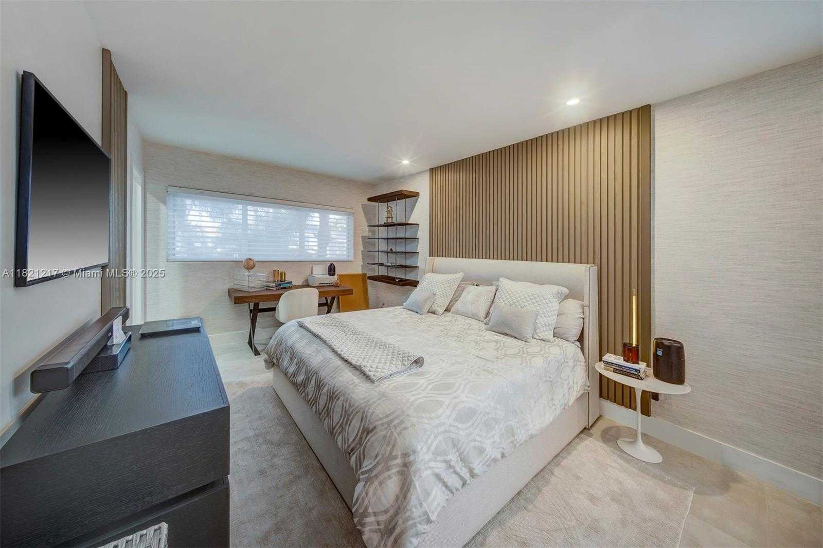 Small Image of 2020 ALAMANDA DR, North Miami Number 30