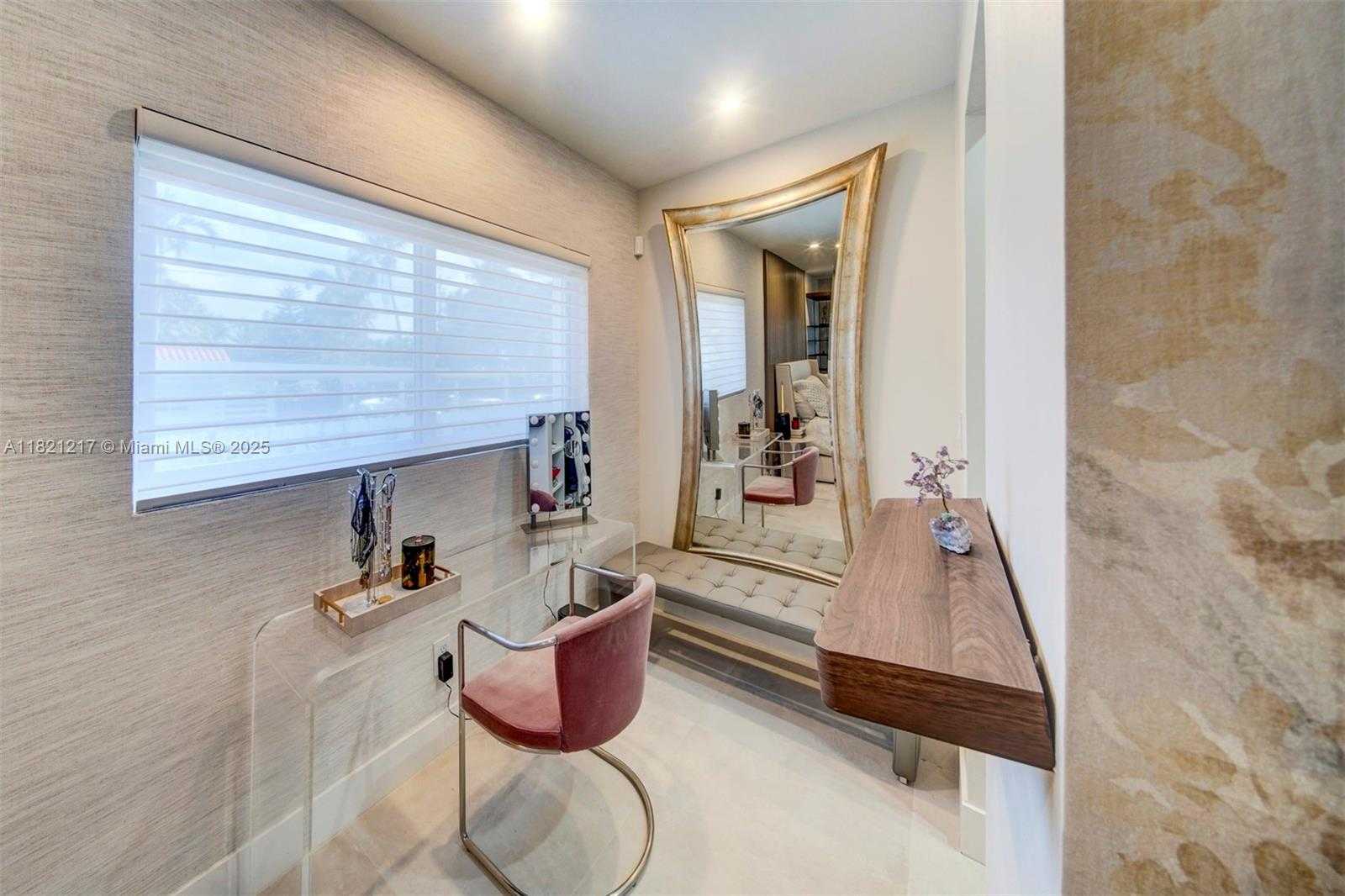 Small Image of 2020 ALAMANDA DR, North Miami Number 31