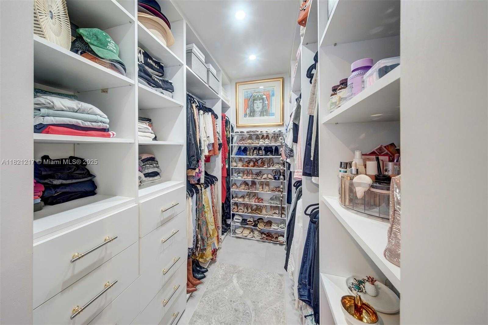 Small Image of 2020 ALAMANDA DR, North Miami Number 32