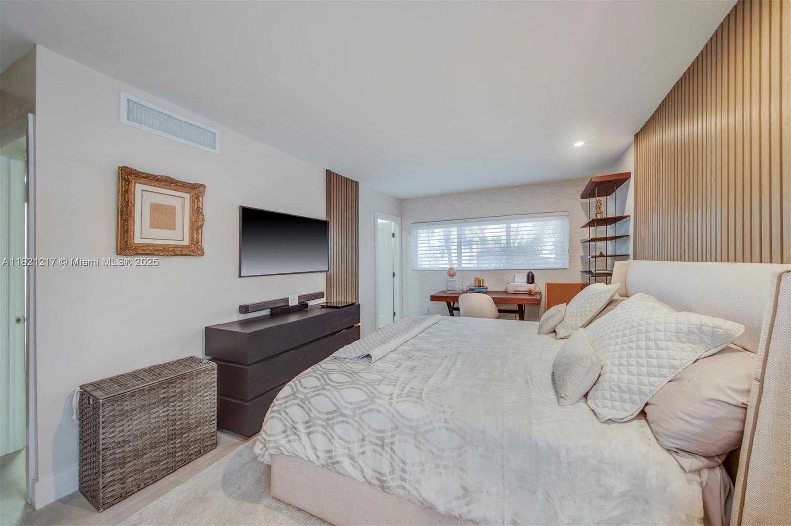 Small Image of 2020 ALAMANDA DR, North Miami Number 33