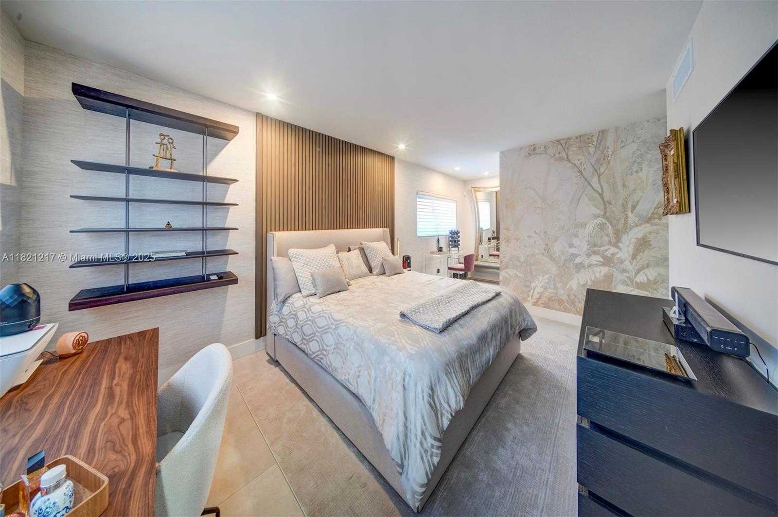 Small Image of 2020 ALAMANDA DR, North Miami Number 34