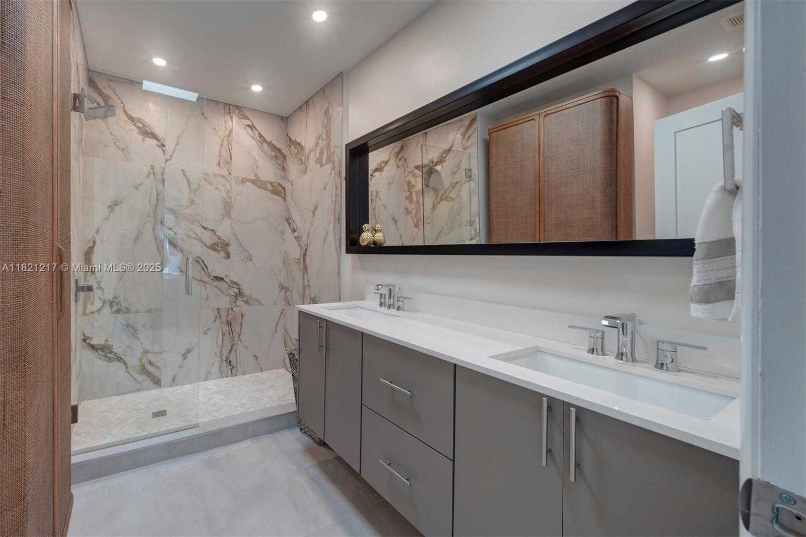 Small Image of 2020 ALAMANDA DR, North Miami Number 36