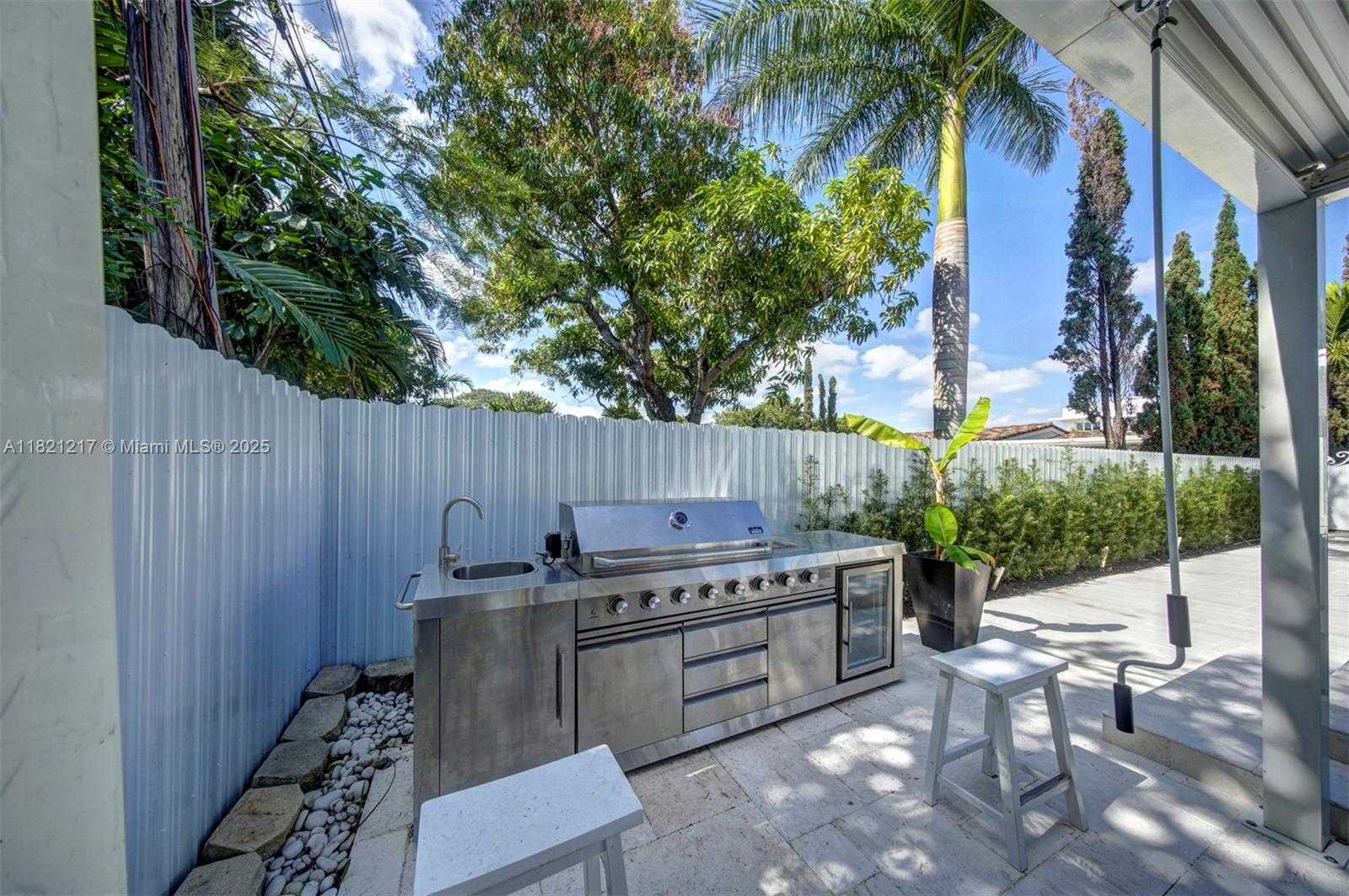 Small Image of 2020 ALAMANDA DR, North Miami Number 38