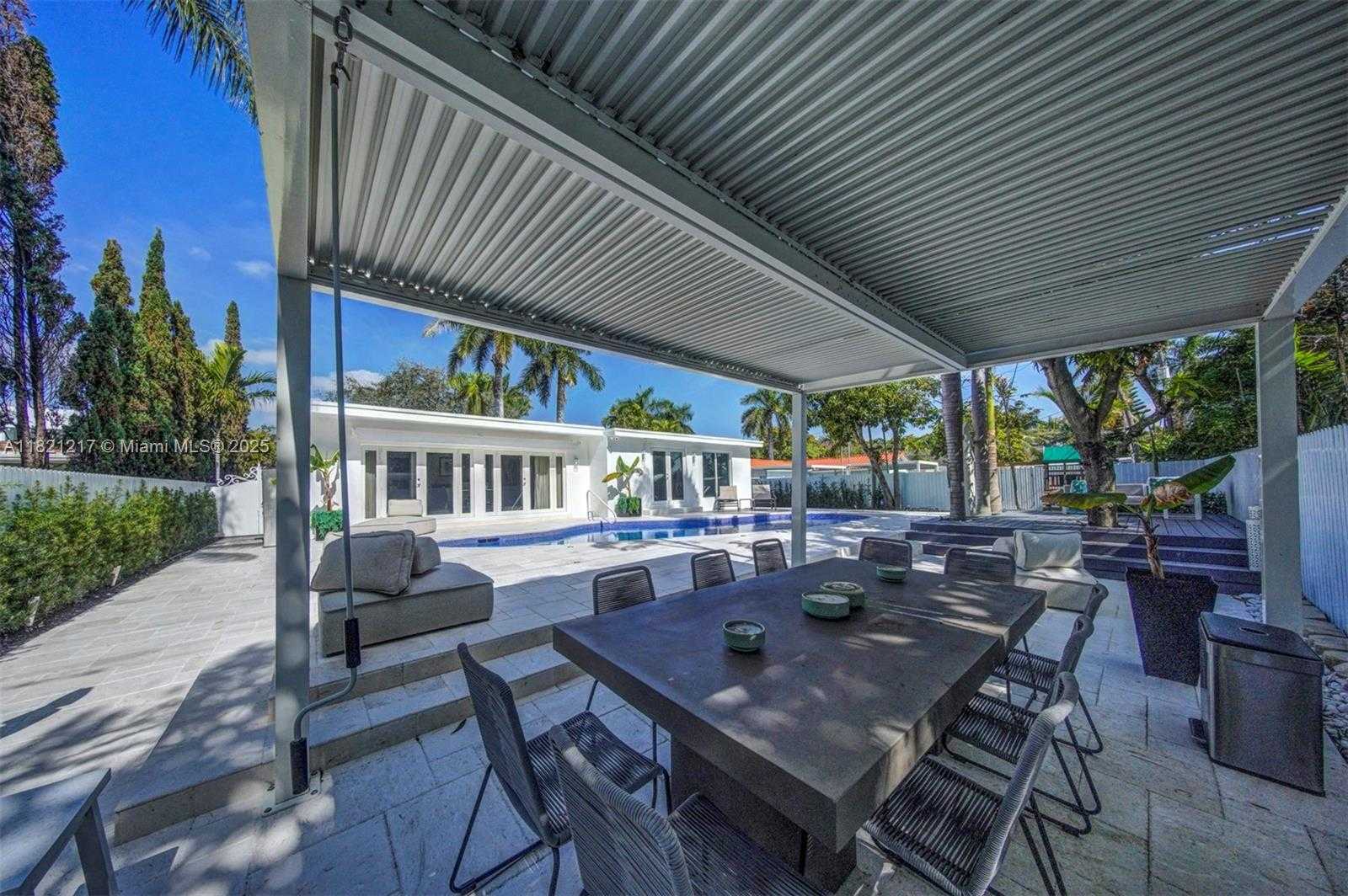 Small Image of 2020 ALAMANDA DR, North Miami Number 39