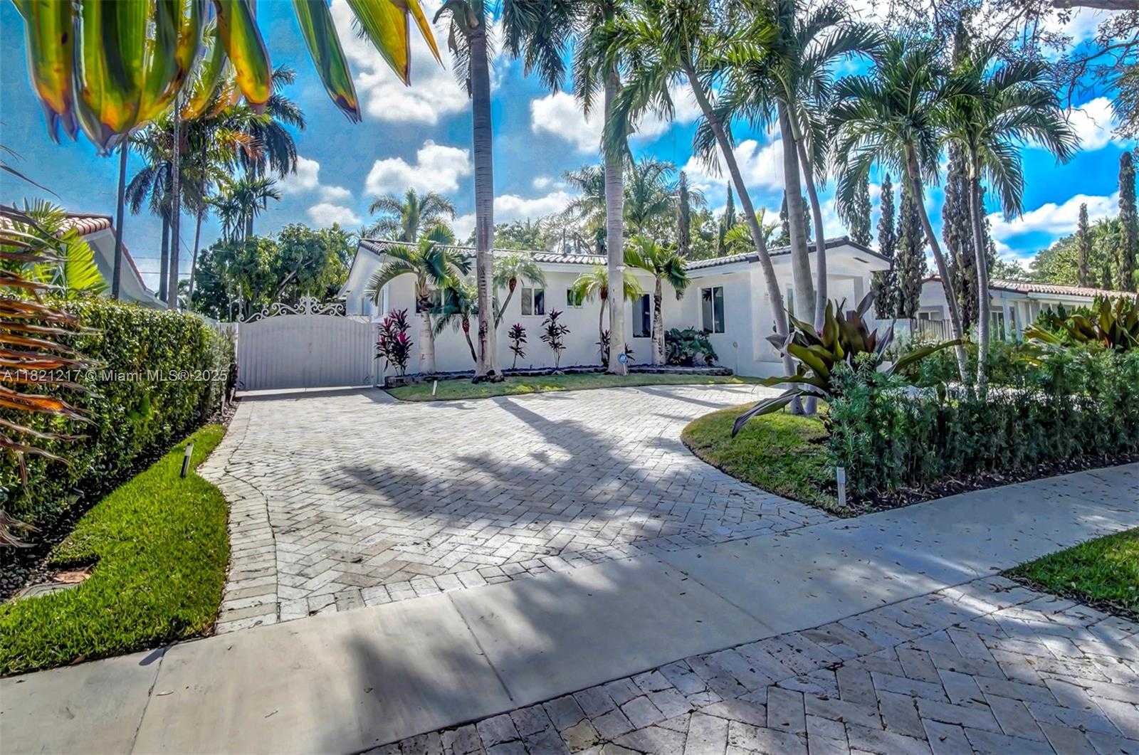 Small Image of 2020 ALAMANDA DR, North Miami Number 4