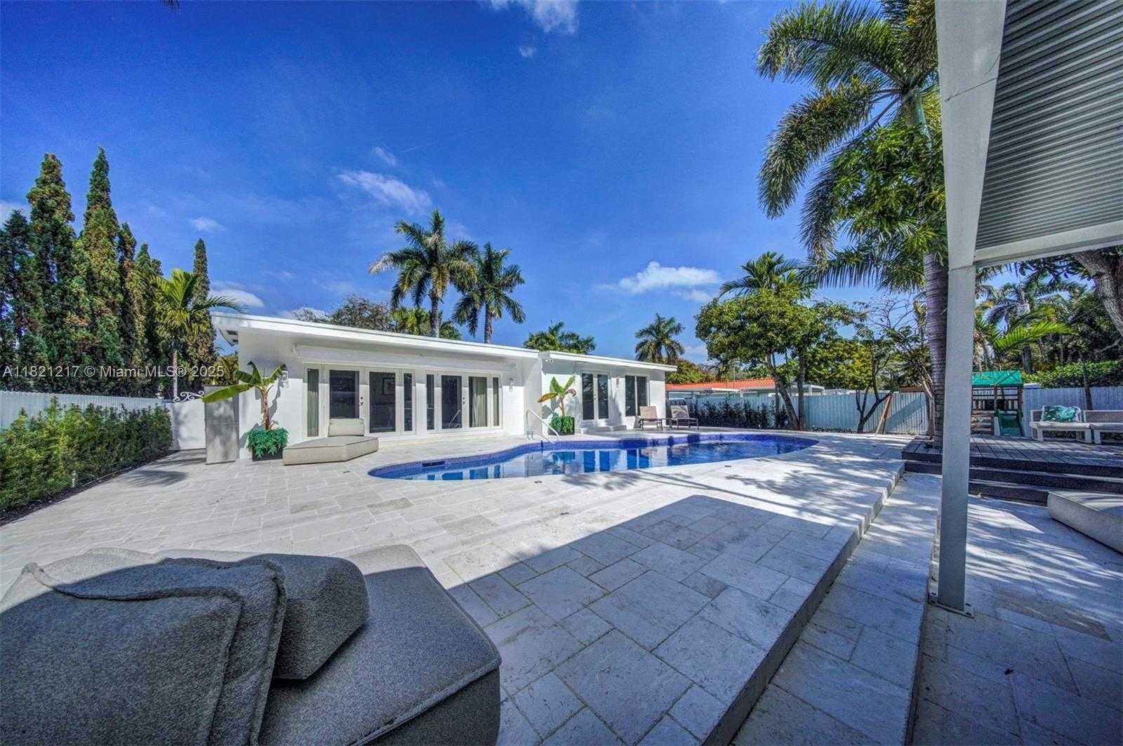 Small Image of 2020 ALAMANDA DR, North Miami Number 41