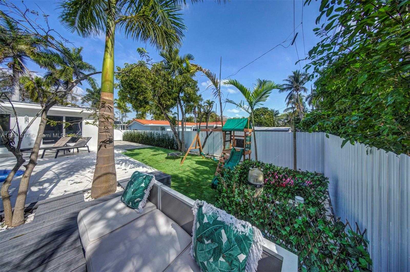Small Image of 2020 ALAMANDA DR, North Miami Number 42