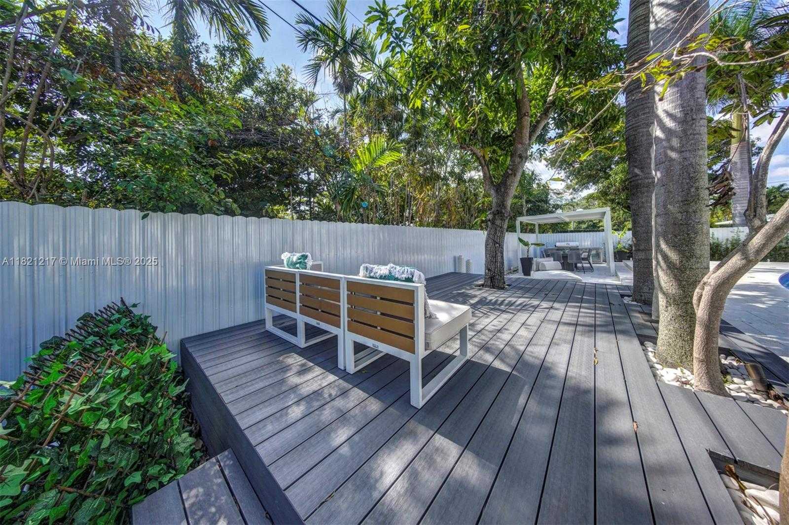 Small Image of 2020 ALAMANDA DR, North Miami Number 43