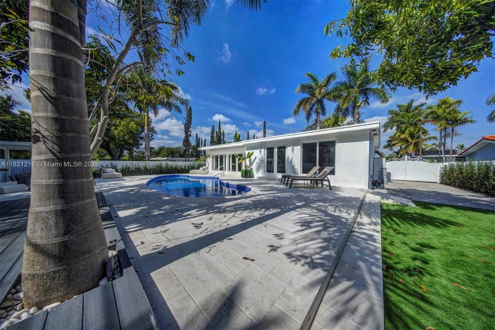 Small Image of 2020 ALAMANDA DR, North Miami Number 44