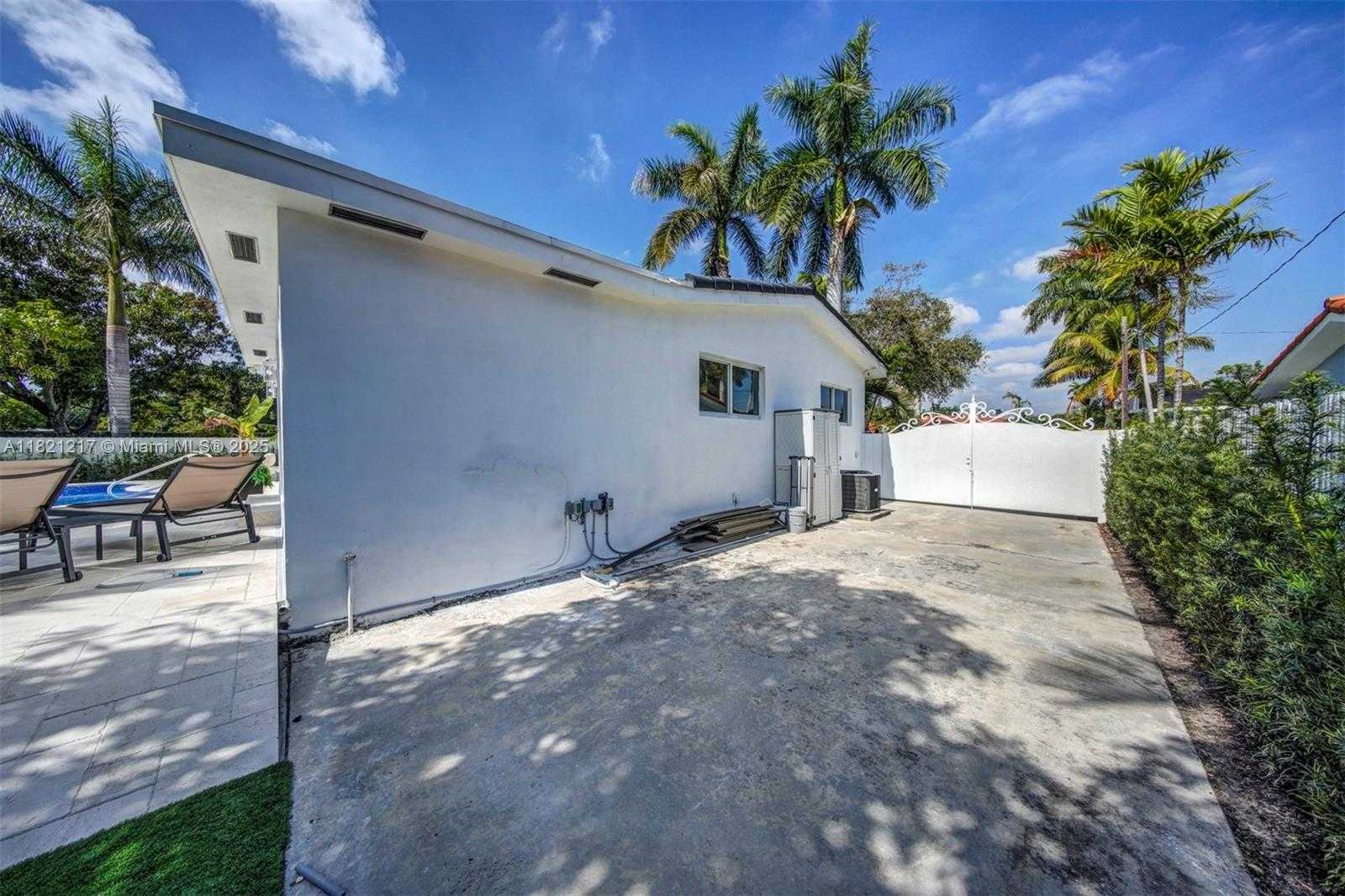 Small Image of 2020 ALAMANDA DR, North Miami Number 45