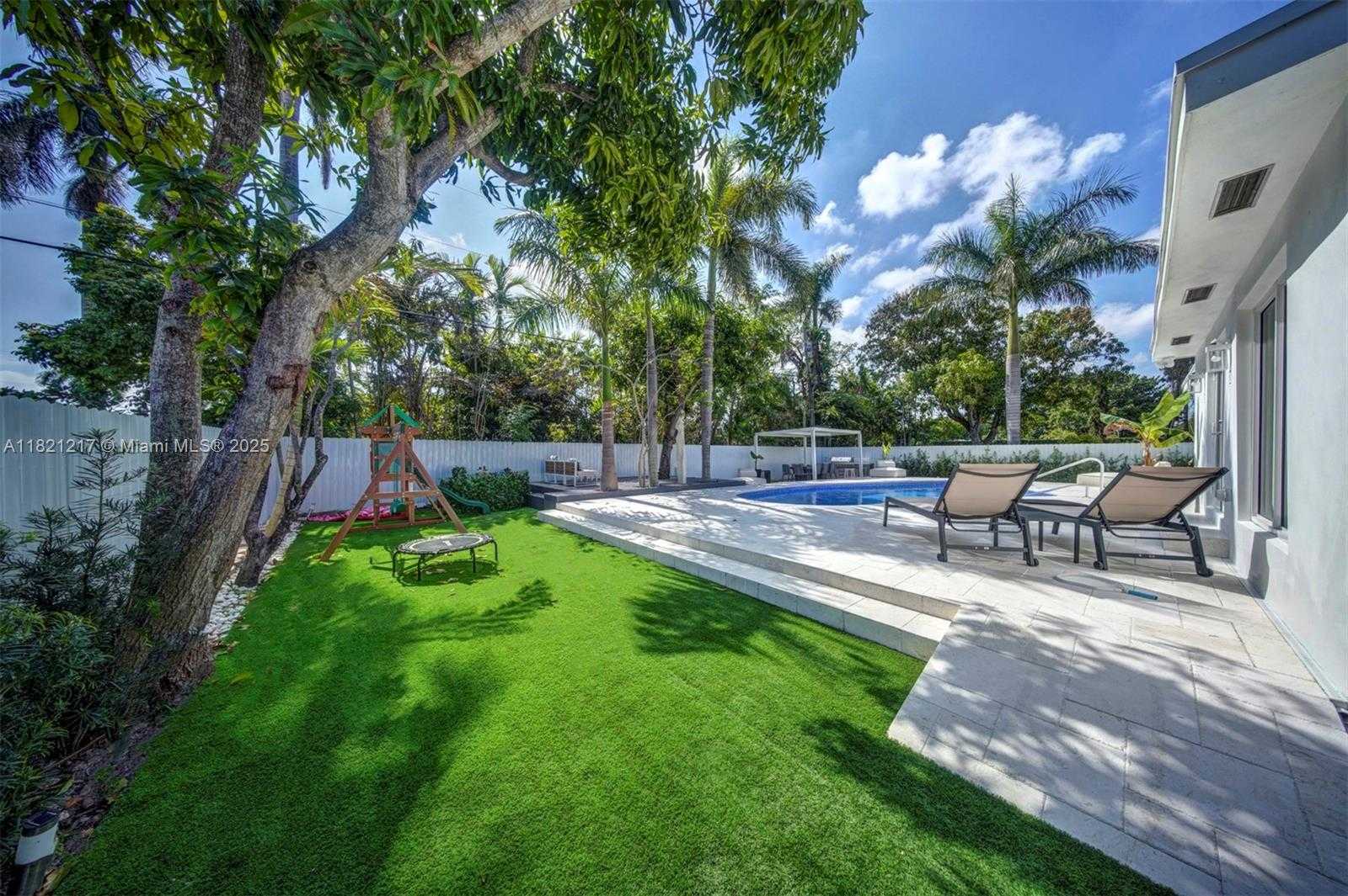 Small Image of 2020 ALAMANDA DR, North Miami Number 46