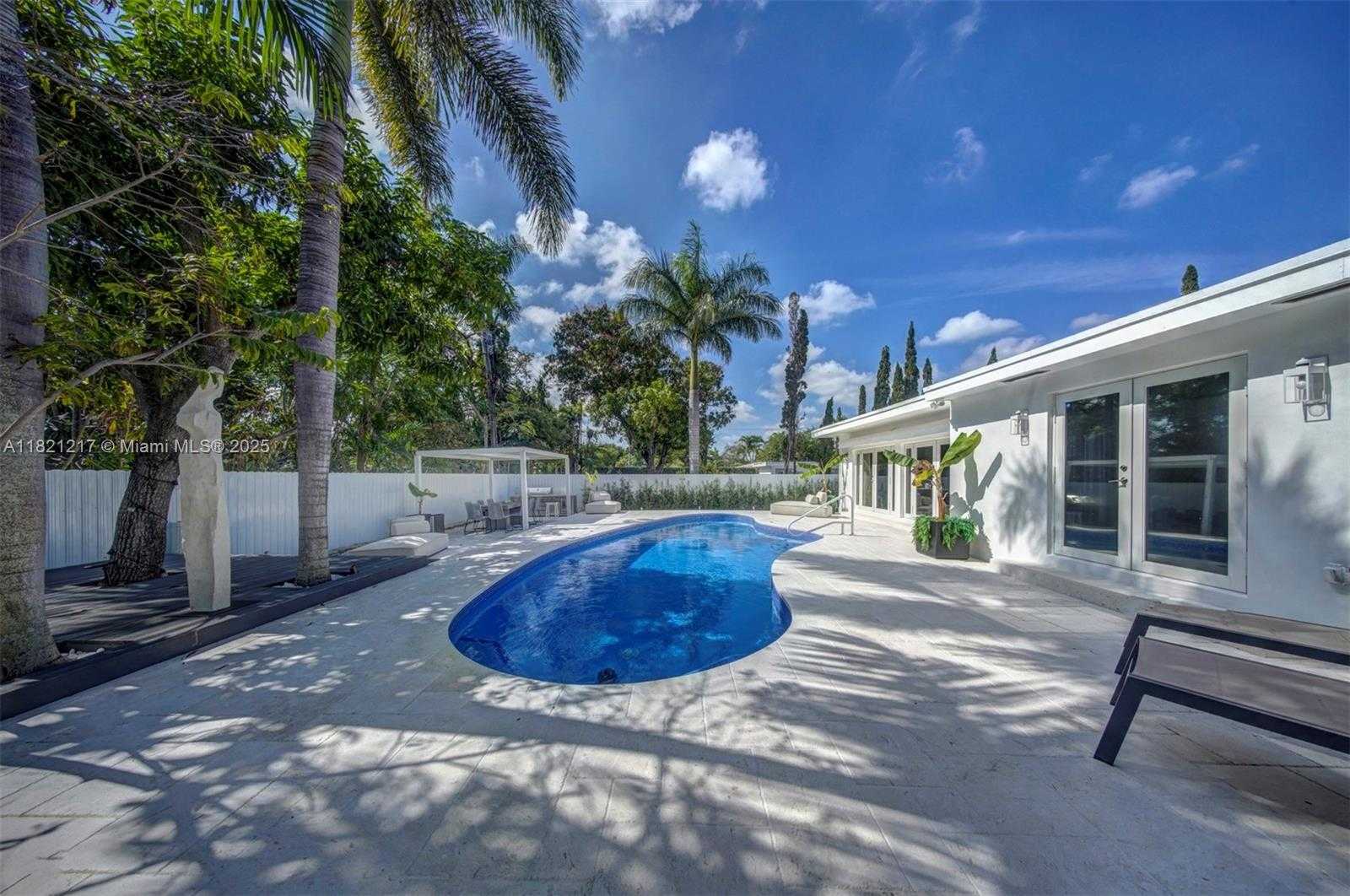 Small Image of 2020 ALAMANDA DR, North Miami Number 47