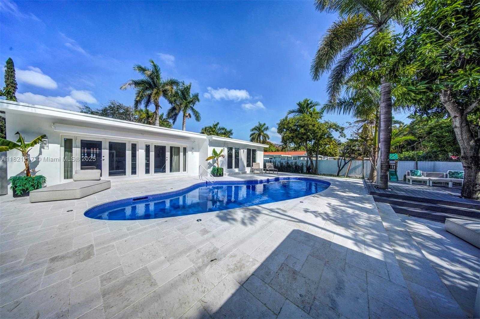 Small Image of 2020 ALAMANDA DR, North Miami Number 49
