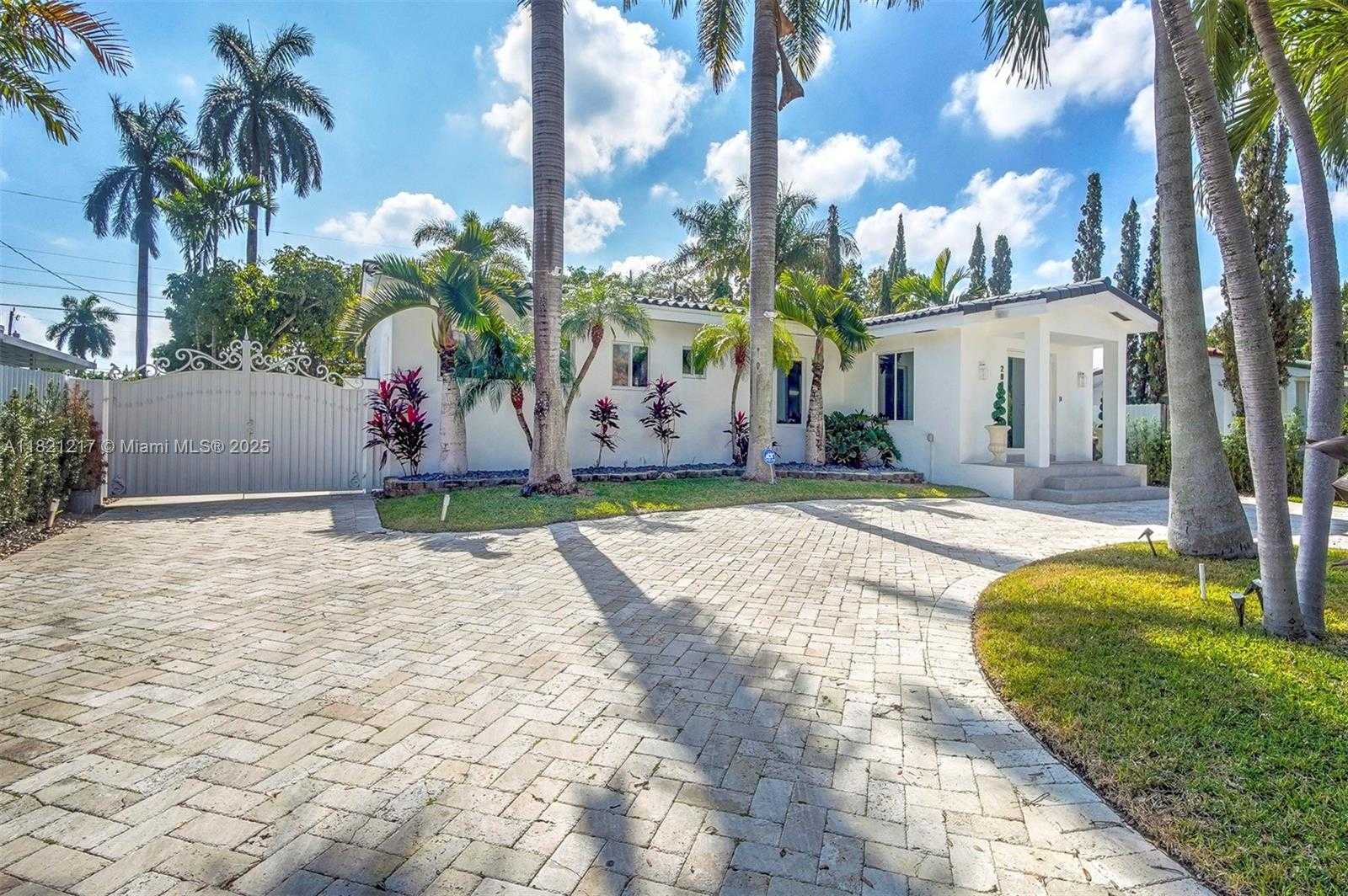 Small Image of 2020 ALAMANDA DR, North Miami Number 5
