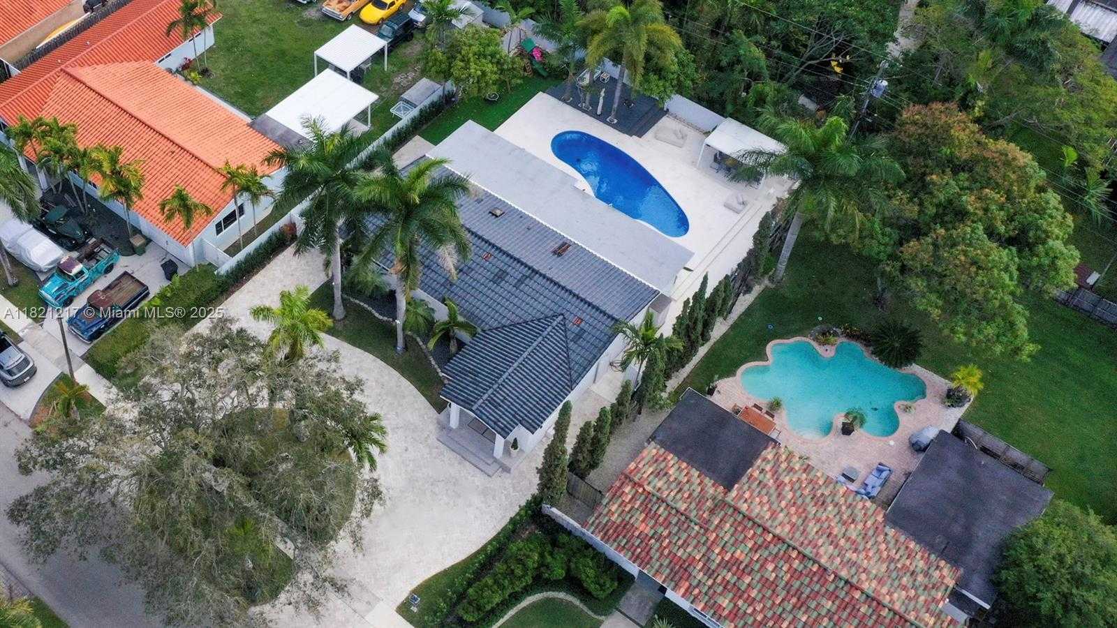 Small Image of 2020 ALAMANDA DR, North Miami Number 9