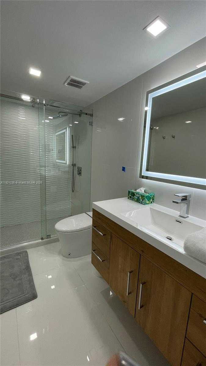 Small Image of 5701 COLLINS AVE #PH08, Miami Beach Number 16