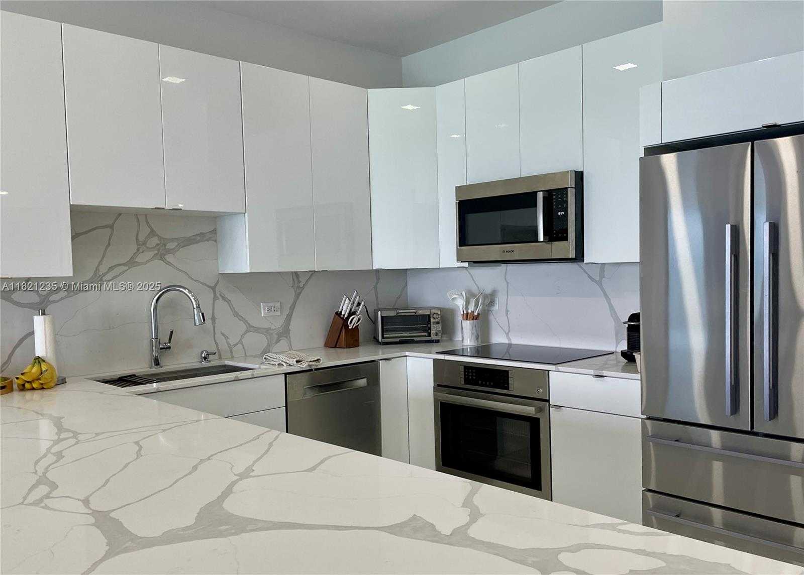 Small Image of 5701 COLLINS AVE #PH08, Miami Beach Number 4