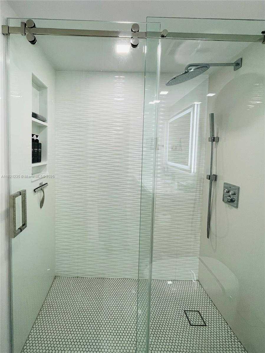 Small Image of 5701 COLLINS AVE #PH08, Miami Beach Number 9