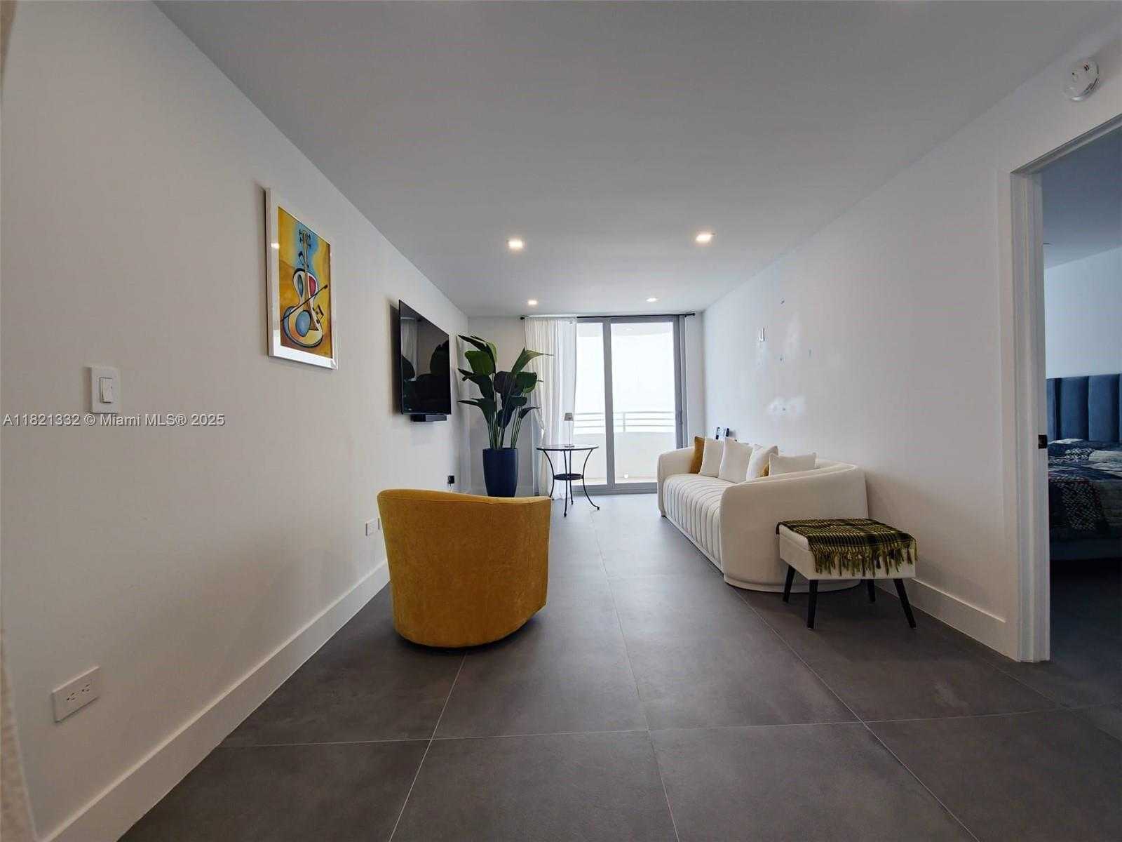 Small Image of 5555 COLLINS AVE #16P, Miami Beach Number 3