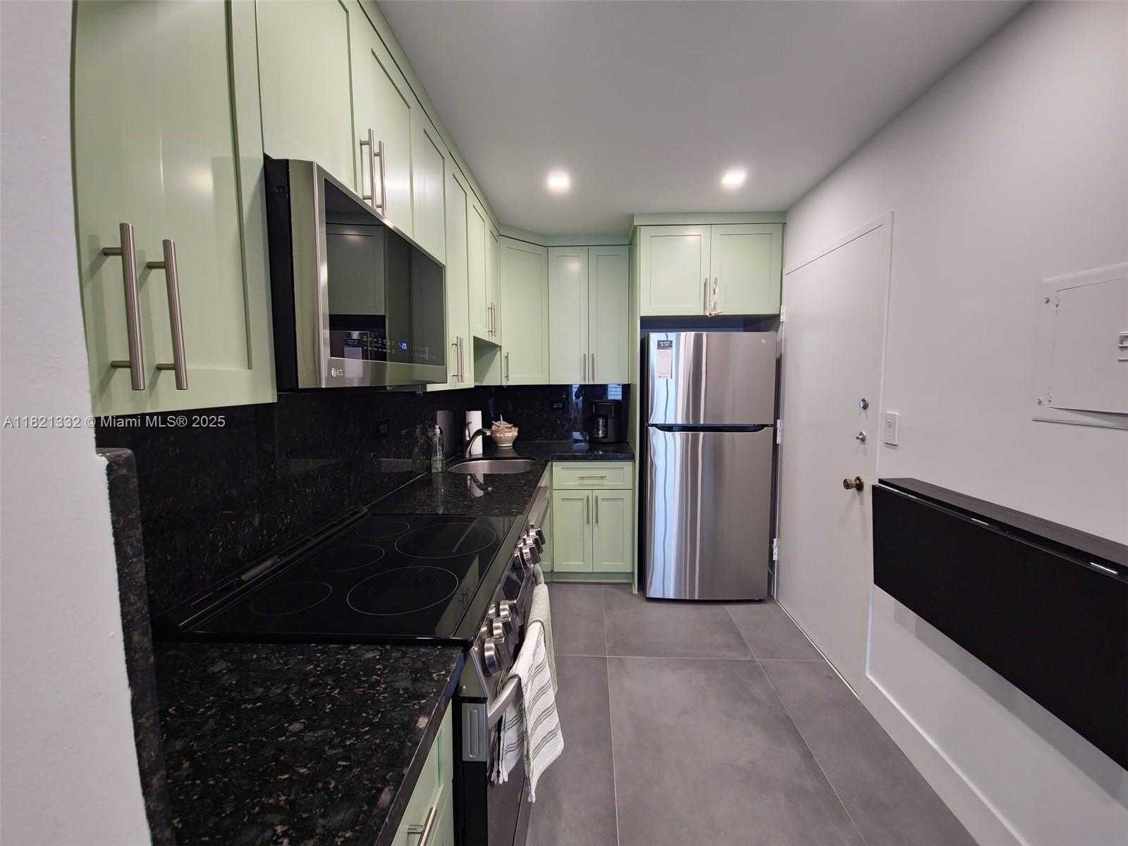Small Image of 5555 COLLINS AVE #16P, Miami Beach Number 6