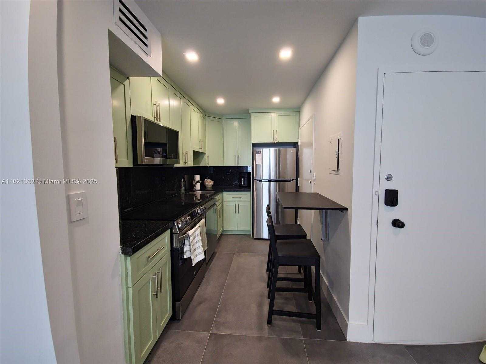 Small Image of 5555 COLLINS AVE #16P, Miami Beach Number 7