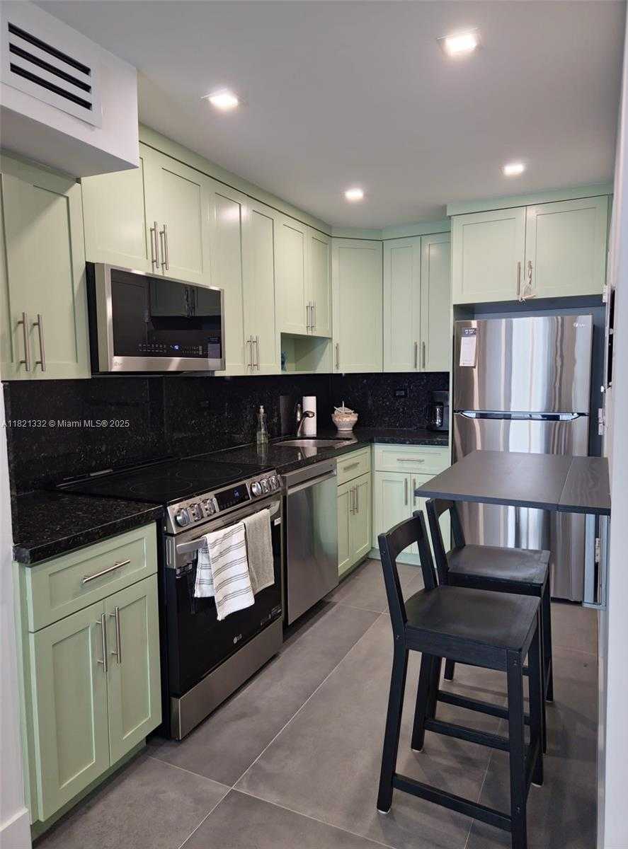 Small Image of 5555 COLLINS AVE #16P, Miami Beach Number 8